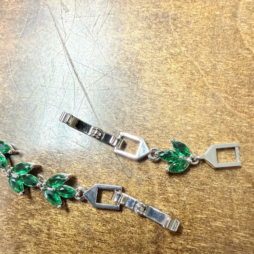 Elegant Emerald Green Leaf Bracelet - Picture 3 of 4